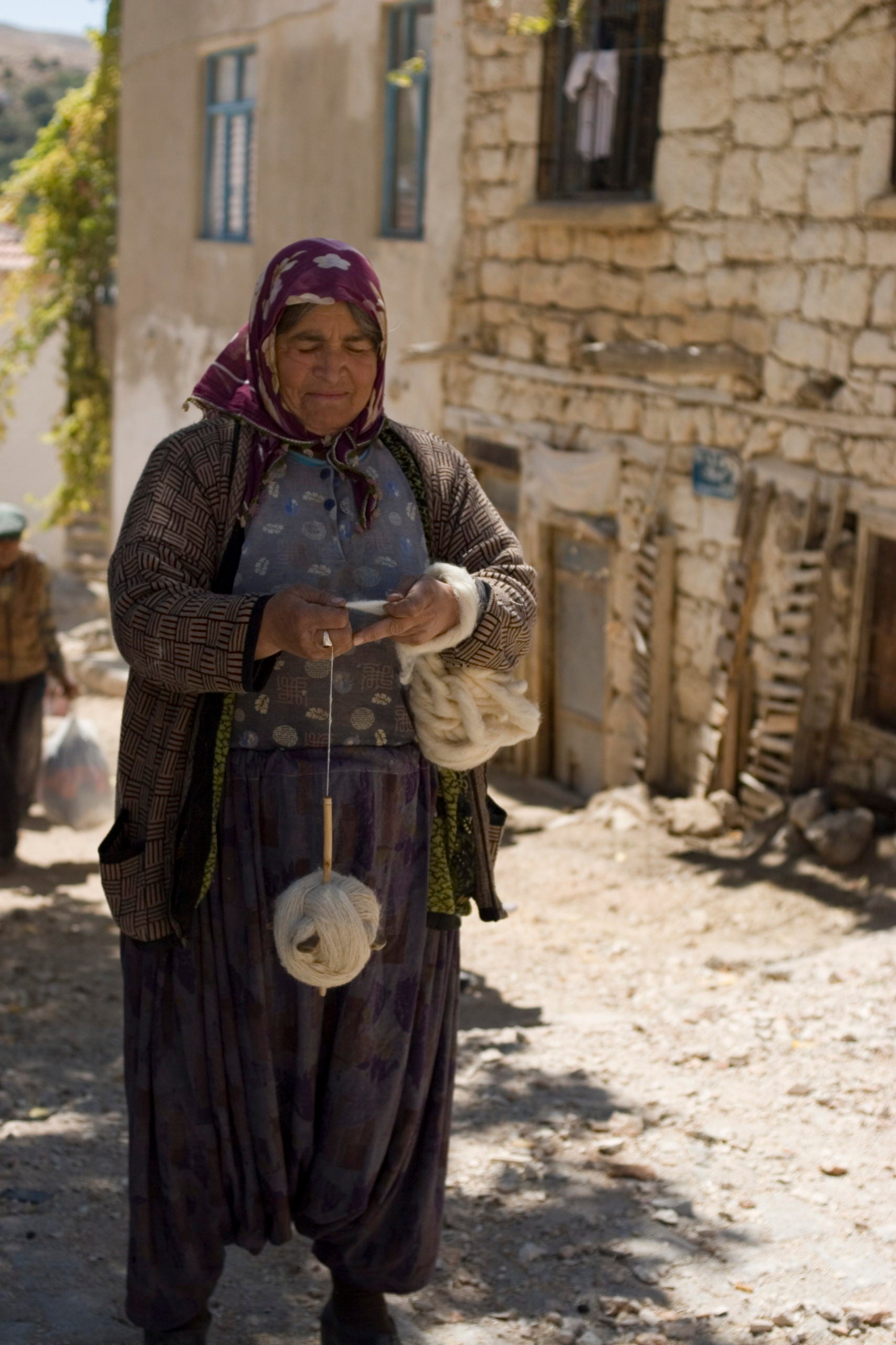 Spinning wool yarn