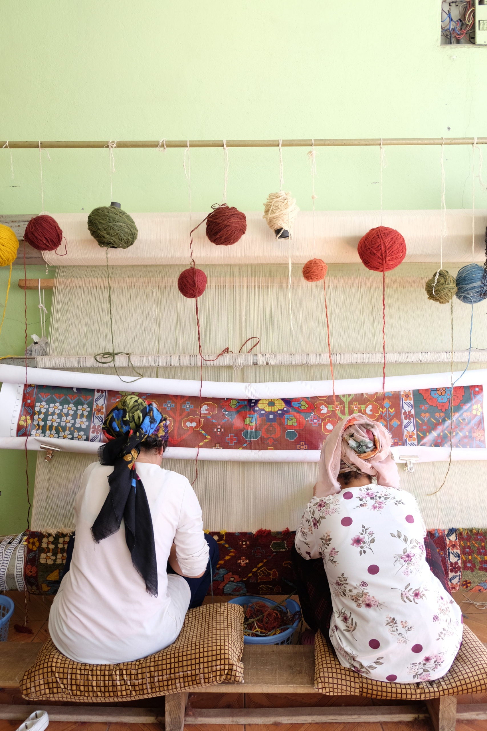 Weaving a Kurdish carpet