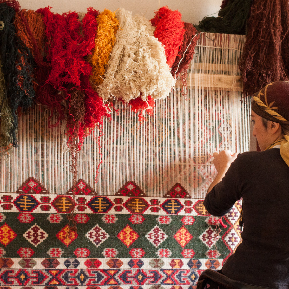 Rug weaving loom and weaving specialist